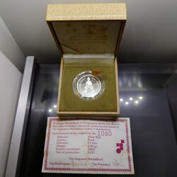 เหรียญพระพุทธโสธร สองหน้า เนื้อเงินขัดเงา รุ่นนานาชาติ รุ่นแรก บล็อกนอก HUGUENIN SWISS MADE วัดโสธรวรารามวรวิหาร ปี2537 พร้อมกล่องเดิม