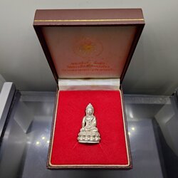 พระกริ่งจีน ตั๊กม้อ เนื้อเงิน ปลุกเสก 2 พิธีใหญ่ 2 แผ่นดินไทย-จีน วัดสุทัศนฯ-วัดกวงซิ่ว เมืองกวงโจว ประเทศจีน ปี2537 พร้อมกล่องเดิม