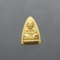 หลวงพ่อทวด เหยียบน้ำทะเลจืด เนื้อทองคำแท้ พิมพ์เตารีดเล็ก หลังพระคาถาหลวงพ่อทวด รุ่น 106 ปี อาจารย์ทิม พ.ศ.2561 พร้อมกล่องเดิม