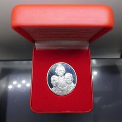 เหรียญเฉลิมพระเกียรติ 3 พระองค์ สมเด็จย่า ร.8 ร.9 เนื้อเงินขัดเงา ที่ระลึก 6 รอบ รัชกาลที่9 พ.ศ.2542 พร้อมกล่องเดิม
