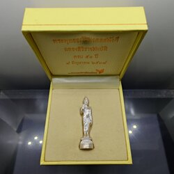 พระพุทธอภัยมงคลสมังคี ลอยองค์ เนื้อเงิน ที่ระลึกฉลองสิริราชสมบัติครบ 50 ปี กสิกรไทย สร้าง พ.ศ.2539 พร้อมกล่องเดิม