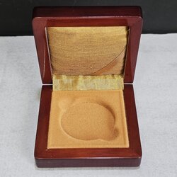 กล่องใส่เหรียญ กล่องเปล่า บรรจุเหรียญ 1 หลุม จากกรมธนารักษ์ กล่องไม้สภาพสวย มีกล่องนอก