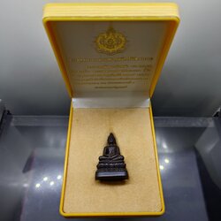 พระกริ่ง ภปร พระพุทธนวมมหาราชายุจฉับปริวัตนมงคล เนื้อนวะโลหะ ฉลองพระชนมายุครบ 6 รอบ รัชกาลที่9 ปี2542 พร้อมกล่องเดิม