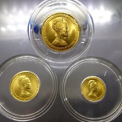 เหรียญทองคำ ที่ระลึกพระชนมายุครบ 3 รอบ ราชินี ครบชุด หน้าเหรียญ 150-300-600 บาท ไม่ผ่านใช้ พ.ศ.2511 สภาพสวย