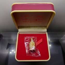 รูปหล่อเจ้าพ่อเสือ (ตั่วเหล่าเอี๊ย) พิมพ์ใหญ่ เนื้อเงินสามกษัตริย์ รุ่น รักษ์แผ่นดิน พิธี วัดจักรรดิราชาวาส ปี2544 พร้อมกล่องเดิม