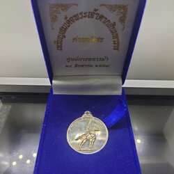 เหรียญเงิน เหรียญสมเด็จพระเจ้าตากสินมหาราช ศูนย์การทหารม้า ค่ายอดิศร จัดสร้าง พ.ศ.2557 พร้อมกล่องเดิม