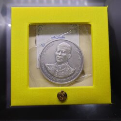 เหรียญเงินรมดำพ่นทรายพิเศษ ขนาด 5 ซม. ที่ระลึกพระราชพิธีบรมราชาภิเษก รัชกาลที่10 พ.ศ.2562 อุปกรณ์ครบ