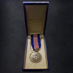 เหรียญสนองเสรีชน (ส.ส.ช.) พ.ศ.2516 พร้อมกล่อง แพรเดิมๆ สภาพสวย ไม่ผ่านใช้