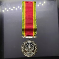 เหรียญจักรพรรดิมาลา ร.จ.พ. พร้อมแพรแถบ เหรียญเนื้อเงิน หน้าช้าง หลังครุฑ บำเหน็จแห่งความมั่นคงและยั่งยืนในราชการ "แบบชาย"