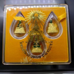 พระแก้วมรกต ชุด 3 ฤดู เนื้อโลหะเคลือบสีเขียว เครื่องทรงชุบทอง สำนักพระราชวัง สร้าง พุทธาภิเษก ณ วัดพระศรีรัตนศาสดาราม พ.ศ.2547 พร้อมกล่องเดิม รับประกันแท้