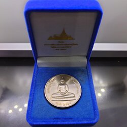 เหรียญพระพุทธโสธร เนื้ออัลปาก้า ที่ระลึกพระราชพิธียกฉัตรทองคำ พระอุโบสถวัดโสธรวรารามฯ ขนาด 2.7 เซ็น พ.ศ.2539 พร้อมกล่องเดิม