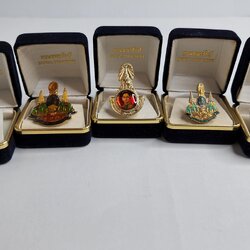 ชุดเข็มที่ระลึก ฉลองครบ 50 ปี กาญจนา ร9 พ.ศ.2539 เก่าเก็บน่าสะสม