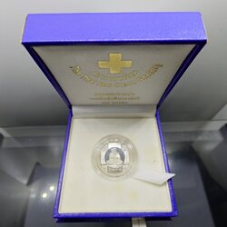 หลวงพ่อทวด รุ่นสมเด็จเจ้าฟ้ามหาจักรี ๔๘ พรรษา หลังตราพระนามาภิไธยย่อ ส.ธ เนื้อเงินขัดมัน ปี2546 พร้อมกล่องเดิม