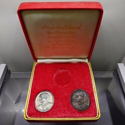 เหรียญเสด็จพ่อ ร.5 หลัง จปร. เนื้อเงิน - ทองแดง พิธีวัดสุทัศนเทพวราราม เพื่อตั้งทุนอุดมศึกษา ปี2532 พร้อมกล่องเดิม