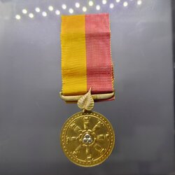 เหรียญที่ระลึกประดับแพร เนื้อเงินกะไหล่ทอง งานฉลอง 25 พุทธศตวรรษ พ.ศ.2500 หายาก พบเจอน้อย