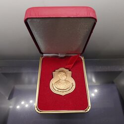 เหรียญ ร.5 ที่ระลึกครบ 100 ปี วันเสด็จฯทรงเปิดโรงเรียนนายร้อยชั้นมัธยม ปี2552 เนื้อทองแดงรมดำพ่นทราย พร้อมกล่องเดิม