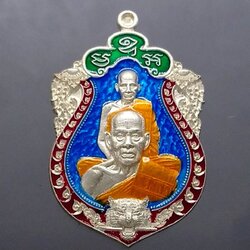 เหรียญเสมาเสือคาบดาบ 3 เนื้อเงินลงยาราชาวดี พื้นฟ้า ขอบแดง ซุ้มเขียว ลงยาจีวร หลังเสือคู่ หลวงพ่อพัฒน์ วัดห้วยด้วน โคท 127