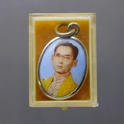 ล็อกเก็ตในหลวง รัชกาลที่9 หลังลายเซ็นต์ วัดบวรนิเวศวิหาร พ.ศ.2510 (หลวงปู่ทิม หลวงปู่โต๊ะร่วมปลุกเสก) พร้อมตลับเดิมๆ จากวัด