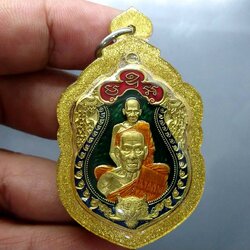 เหรียญเสมาเสือคาบดาบ 3 เนื้อทองทิพย์ลงยาราชาวดี พื้นเขียว ขอบน้ำเงิน ซุ้มแดงหลังเสือคู่ หลวงพ่อพัฒน์ วัดห้วยด้วน โคท 336