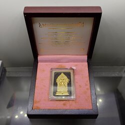 พระนิรันตรายสองกษัตริย์ มหาพุทธานุภาพแห่งแผ่นดิน เนื้อผง (สีดำ) หน้าปัดทอง หลังฝังโลหะเงินชุบทอง (พระปรมาภิไธยย่อสองกษัตริย์) ปี2552 พร้อมกล่องเดิม