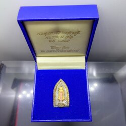พระพุทธกาญจนพรสยามภูมิ พระราชทาน วปอ.เนื้อเงินสามกษัตริย์ พิธีพุทธาภิเษก ณ วัดพระศรีรัตนศาสดาราม พ.ศ.2539 พร้อมกล่องเดิม