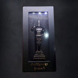 รูปหล่อท้าวหิรัญพนาสูร รุ่น 101 ปี พระราชวังพญาไท เนื้อทองเหลืองรมดำ ขนาดสูง 9 ซ.ม. จัดสร้างโดยได้รับพระราชทานพระบรมราชานุญาต ปี2567 พร้อมกล่องเดิม