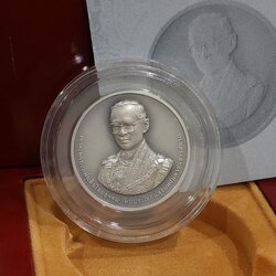 เหรียญเงินรมดำ ที่ระลึกครบ 60 ปี พระบรมราชาภิเษก พ.ศ.2553 พร้อมกล่องไม้และใบเซอร์