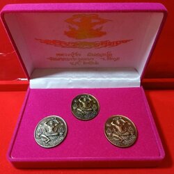 ชุด 3 เหรียญ (เนื้ออัลปาก้า ทองเหลือง ทองแดง ซาติน) เหรียญพุทธศิลป์ เจ้าชายสิทธธัตถะ หลวงปู่จื่อ วัดเขาตาเงาะ จ.ชัยภูมิ 2562 พร้อมกล่องเดิม