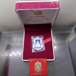 หลวงพ่อโสธร พิมพ์เสมา เนื้อเงิน ลงยาน้ำเงิน รุ่นโสธร 2560 ตำรวจ ๘ ริ้ว ขนาดสูง 3 เซ็น ปี2560 พร้อมกล่องเดิม