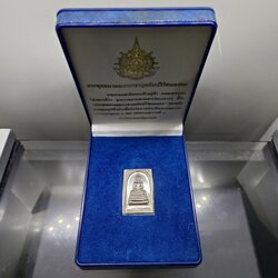 พระพุทธนวมมหาราชายุจฉับปริวัตนมงคล หลังพระปรมาภิไธย ภปร. เนื้อเงิน ที่ระลึก 72 พรรษา รัชกาลที่9 ปี2542 พร้อมกล่องเดิม