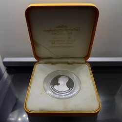 เหรียญพระรูปรัชกาลที่9 ที่ระลึกเขาชีจรรย์ เนื้อเงินขัดเงา ขนาด 3 เซน วัดญานสังวราราม ปี2538 พร้อมกล่องเดิม