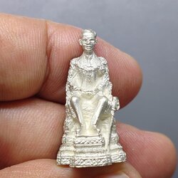 พระบรมรูป รัชกาลที่9 นั่งบัลลังก์ เนื้อเงินทรายนวลขัดเงา ญสส สมเด็จพระสังฆราช วัดบวรนิเวศวิหาร พ.ศ.2540