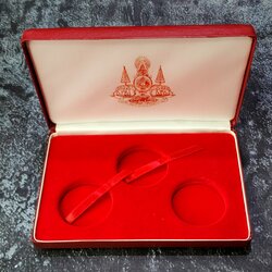 กล่องใส่เหรียญ กล่องเปล่า บรรจุเหรียญ 3 หลุม กล่องตรงวาระ พระราชพิธีกาญจนาภิเษก พ.ศ. 2539 ผ่านใช้สวย