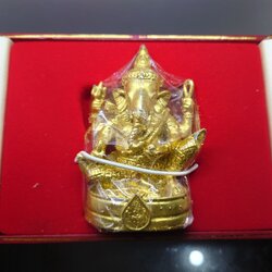 พระพิฆเนศวร์ มหาเทพแห่งความสำเร็จ รุ่นโชคมงคล เนื้อชุบทอง ร่วมพิธีพุทธาภิเษก ศาลสมเด็จพระนเรศวร พระราชวังจันทน์ พิษณุโลก ปี2541 พร้อมกล่องเดิม