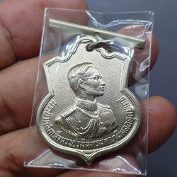 เหรียญอนุสรณ์มหาราช 3 รอบ รัชกาลที่9 เนื้ออัลปาก้า โคท สว ซ้าย ปี2506 พร้อมตุ้งติ้ง ไม่ผ่านใช้