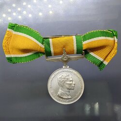 เหรียญที่ระลึกประดับแพรแถบ รัชกาลที่9 ที่ระลึกพระราชพิธีฉลองสิริราชสมบัติครบ 25 ปี พ.ศ.2514 เนื้อเงิน (แบบหญิง)