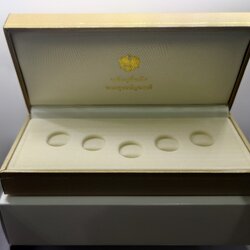 กล่องใส่เหรียญพุทธปัญจภาคี พิมพ์เล็ก แท้จาก กองส่งเสริมและพัฒนาทรัพย์สินมีค่าของรัฐ กรมธนารักษ์ ไม่ผ่านใช้