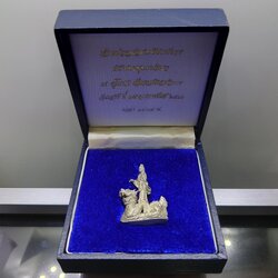 เจ้าแม่กวนอิมเหยียบมังกร รูปหล่อลอยองค์ เนื้อเงิน ขนาดสูง 3.2 เซ็น พิธีพุทธาภิเษก ณ อุโบสถ วัดบวรนิเวศวิหาร พ.ศ.2540 พร้อมกล่องเดิม