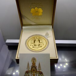 เหรียญตราสัญลักษณ์ กาญจนาภิเษก สองหน้า ขนาด 4 เซ็น เนื้อทองชุบ พ.ศ.2539 พร้อมกล่องเดิม ใบเซอร์