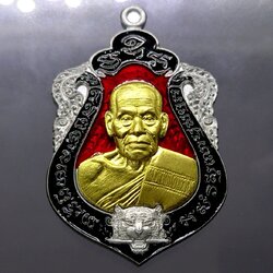 เหรียญเสมา เสือคาบดาบรุ่น 4 เนื้อปีกเครื่องบิน หน้ากากทองทิพย์ ลงยาแดง ขอบดำ บนดำ (พิมพ์เสือ2) หลวงพ่อพัฒน์ วัดห้วยด้วน โคท 72