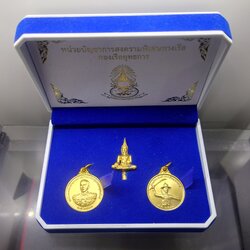 ชุดเหรียญที่ระลึกสร้างอนุสาวรีย์พระเจ้าตาก เนื้อกาหลั่ยทอง พิมพ์เล็ก หน่วยสงครามพิเศษทางเรือ (หน่วยซีล) สร้าง ปี2543 พร้อมกล่องเดิม