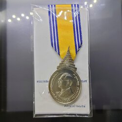 เหรียญที่ระลึกประดับแพรแถบ พระราชพิธีฉลองสิริราชสมบัติ ครบ 60 ปี พ.ศ.2549 "แบบชาย"