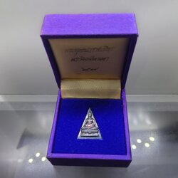 พระพุทธนวราชบพิตร พระพิมพ์จิตรลดา พิมพ์เล็ก เนื้อเงิน โครงการหลวง พ.ศ.2539 พร้อมกล่องเดิม