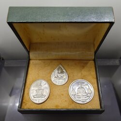 เหรียญพระแก้วมรกต ภปร รุ่นแรก ชุด 3 ฤดู เนื้อเงิน ฉลองกรุงรัตนโกสินทร์ 200 ปี พ.ศ.2525 พร้อมกล่อง