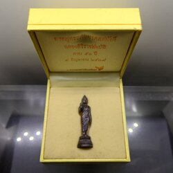 พระพุทธอภัยมงคลสมังคี ลอยองค์ เนื้อนวะ ที่ระลึกฉลองสิริราชสมบัติครบ 50 ปี กสิกรไทย สร้าง พ.ศ.2539 พร้อมกล่องเดิม