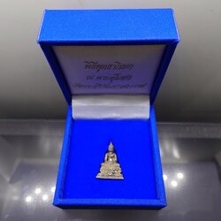 พระชัยวัฒน์ พุทธสิหิงค์ ภ.ป.ร. มหาวิทยาลัยธรรมศาสตร์ รุ่นสร้างหอพระ ปี2542 เนื้อเงิน พร้อมกล่องเดิม