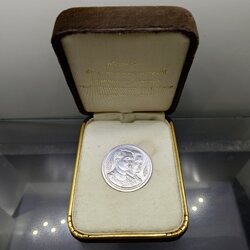 เหรียญพระมหาธาตุเจดีย์ ในหลวง-ราชินี เนื้อเงิน ที่ระลึกมหามงคล 60 พรรษา ร9 (กองทัพอากาศสร้าง) พ.ศ.2530 พร้อมกล่องเดิม