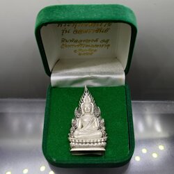 พระพุทธชินราช พิมพ์แต่งฉลุลอยองค์ เนื้อเงิน ลงยาดำ รุ่นจอมราชันย์ วัดพระศรีรัตนมหาธาตุ พิษณุโลก ปี2555 ตลับเดิม สภาพสวยๆ