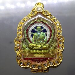 เหรียญเศรษฐีชนะจน เนื้อปลอกลูกปืนผิวรุ้ง ลงยาสีธงชาติ (พร้อมกรอบ) หลวงพ่อพัฒน์ วัดห้วยด้วน โคท 62 พ.ศ.2563