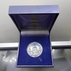 เหรียญพระแก้วมรกต ภปร รุ่นสอง ทรงเครื่องฤดูหนาว เนื้อเงิน ฉลองกรุงรัตนโกสินทร์ 200 ปี พ.ศ.2525 พร้อมกล่องเดิม